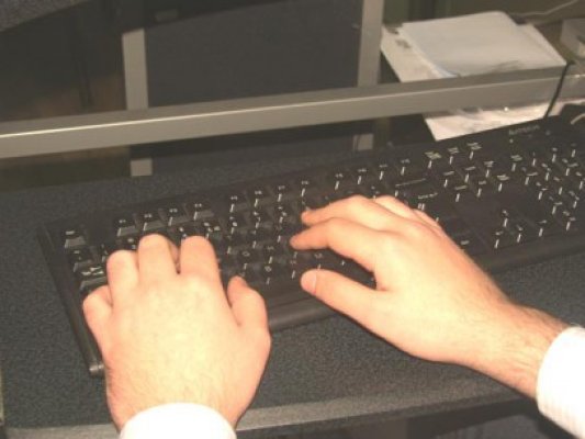 Bărbatul acuzat că a spart site-ul Preşedinţiei, reţinut